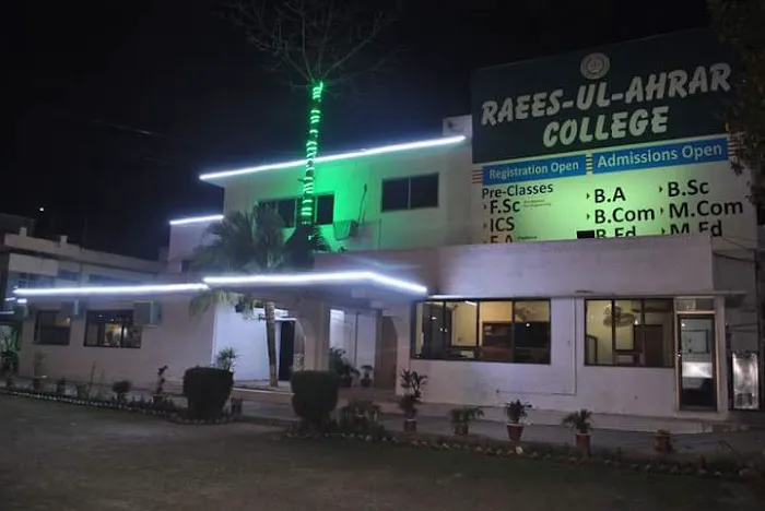 Raees-ul-Ahrar College of Commerce Picture 1