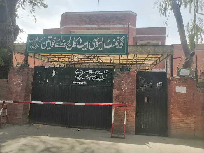 Govt Associate College For Women Muslim Town Picture 1