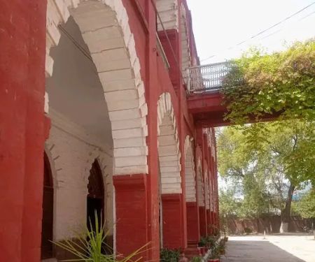 Bridge between two blocks, Gordon College