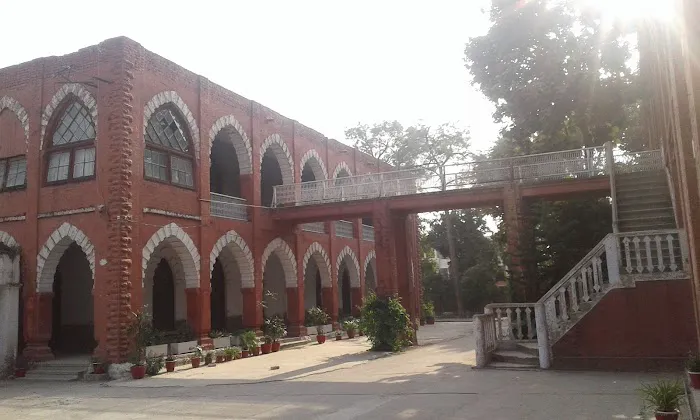 Bridge between two blocks, Gordon College Picture 2