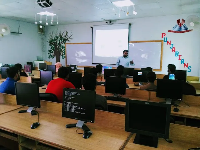 Punjab College of Commerce Picture 3