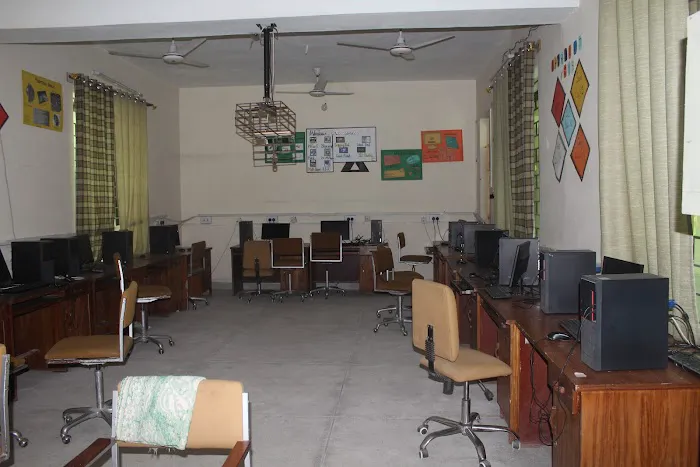Shaheed Alamzeb Girls Commerce College Picture 2
