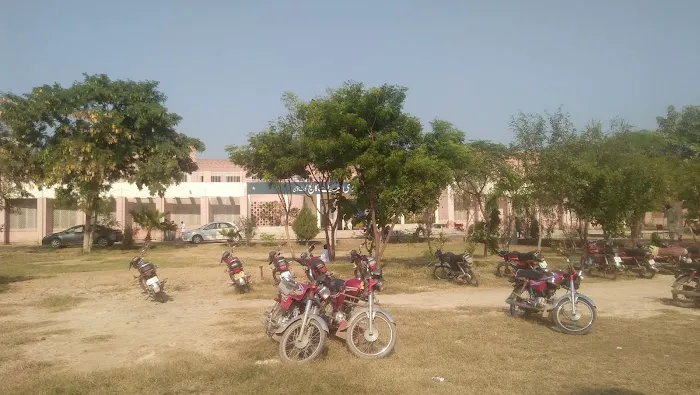 Government Associate College Kot Momin Picture 1