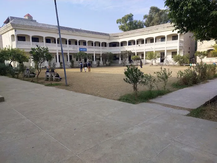 University of Gujrat Marghzar Campus Picture 6
