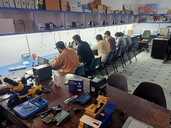 Links Mobile Repairing Institute Picture 8